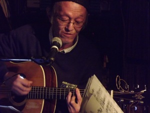 さこ大介のオヤジパワーが炸裂する。彼のソウルフルな歌声に酔いしれる春の晩。