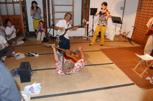 一昨年の第二回隅田川フェスの１シーン、ちなみに寝転んで演奏しているのは中川五郎御大。