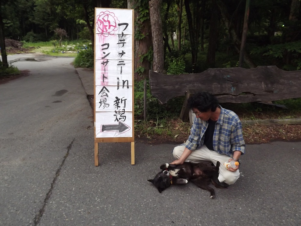ブラ彦と太田さん、会場近くの湧水で
