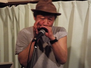 当然のことながらブルースハープも達人なのである。