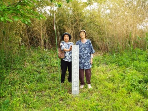 2016年5月15日撮影　旧谷中村岩波正作屋敷跡にて母と針谷婦人